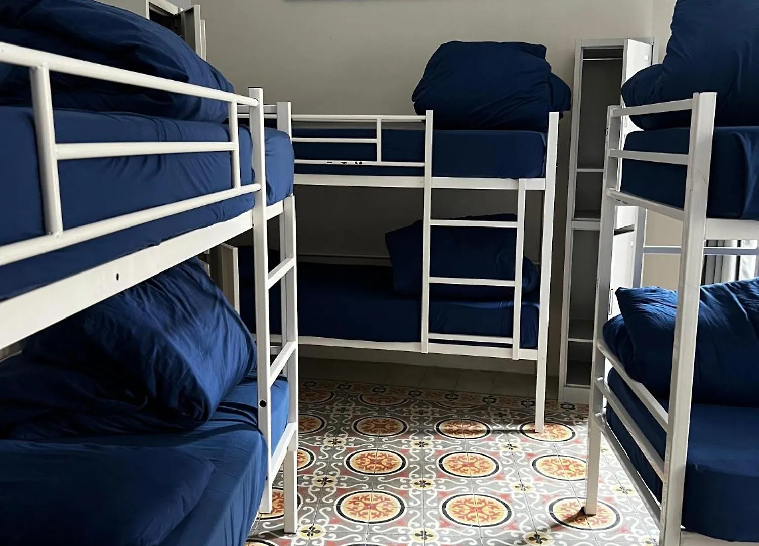 Bookarest Hostel Malta San Ġiljan
